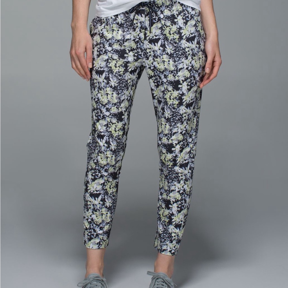 Lululemon Jet Crop Pants Luxtreme Floral Print 26” Size 6